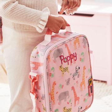 https://cdn.my1styears.com/media/catalog/product/cache/96209616ec354de82bd3856d7c77b036/3/0/30112083really-wild-lunchbag---pink-model_1.jpg