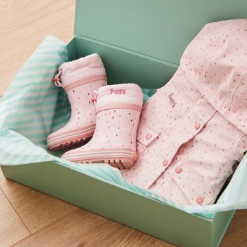 https://cdn.my1styears.com/media/catalog/product/cache/96209616ec354de82bd3856d7c77b036/p/i/pink-spot-rainy-day-set-b.jpg